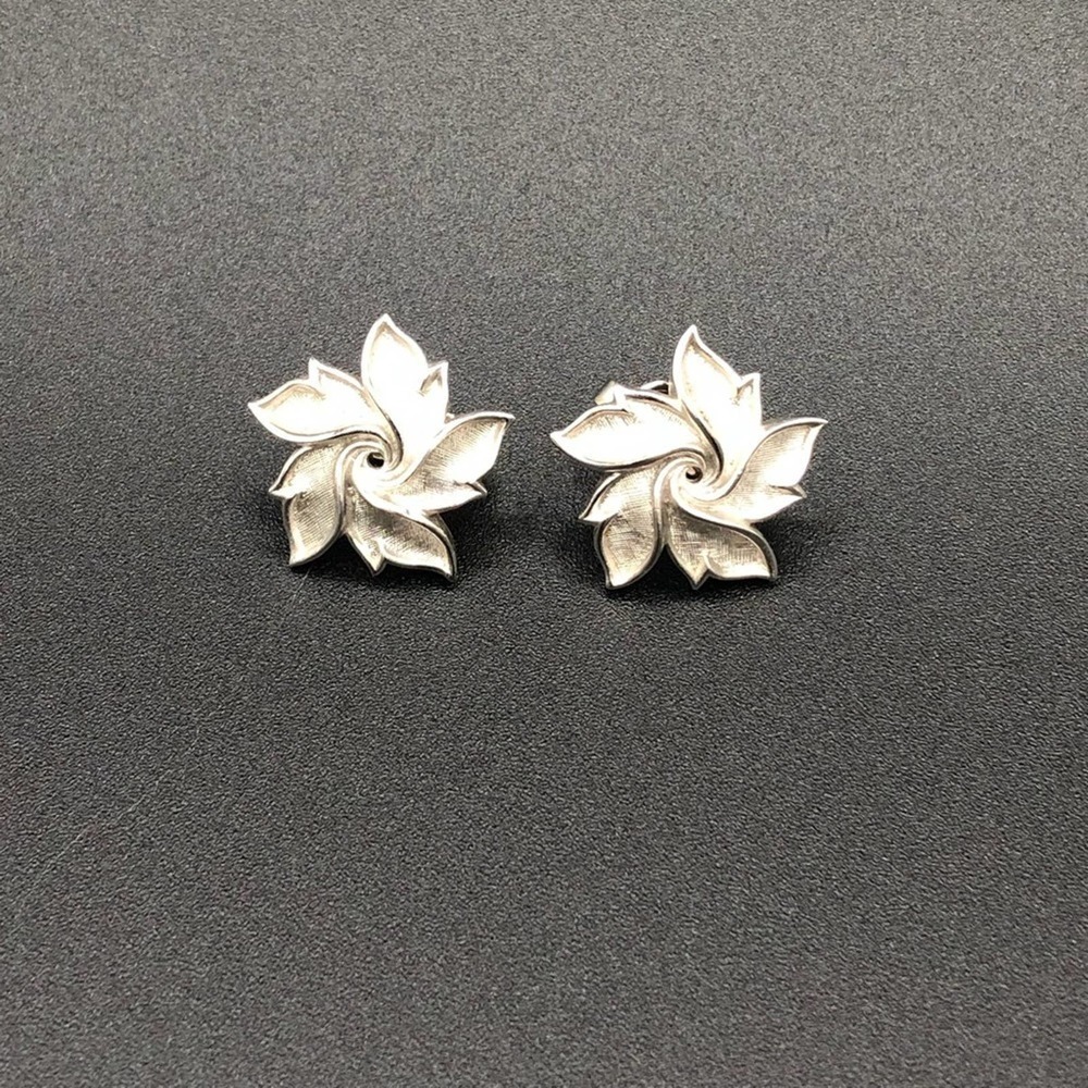Trifari Silver Swirl Flower Silver Tone Earrings Vintage Clip - Picture 7 of 8